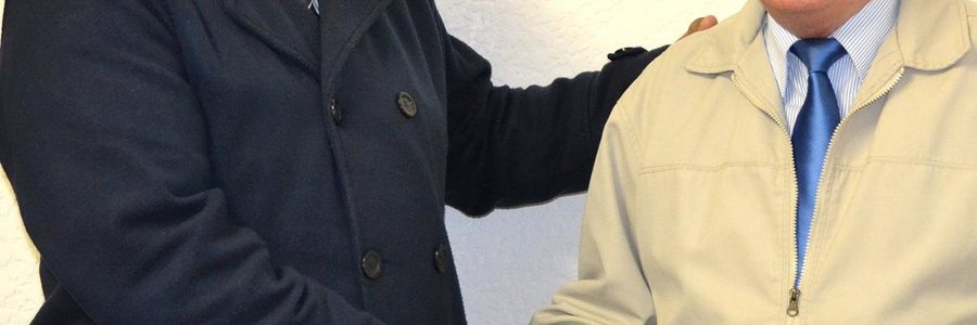 Burgemeester Lincoln de Bruyn wens Raadsheer Johan Nieuwoudt geluk
